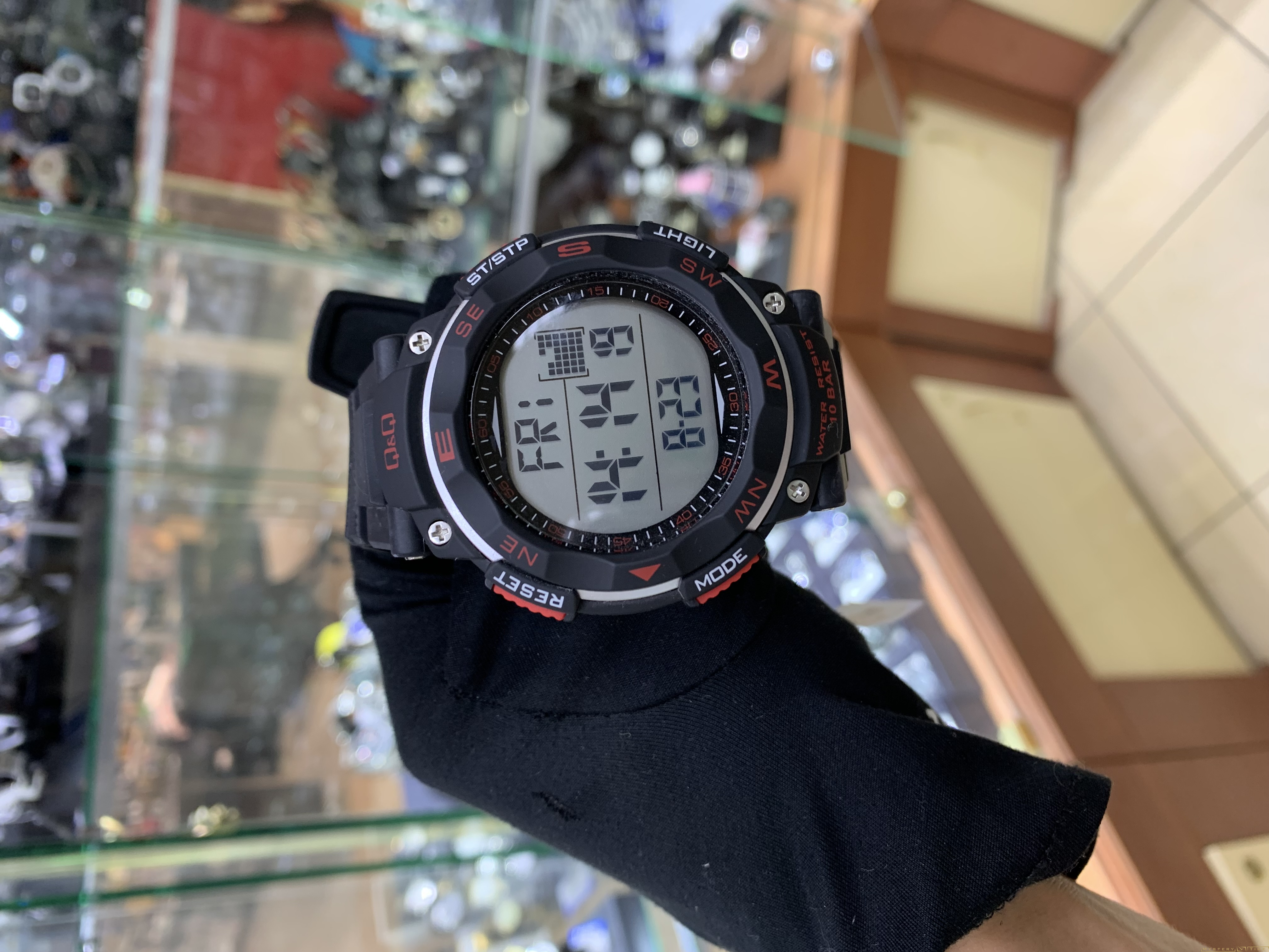 Q&Q M124J001Y