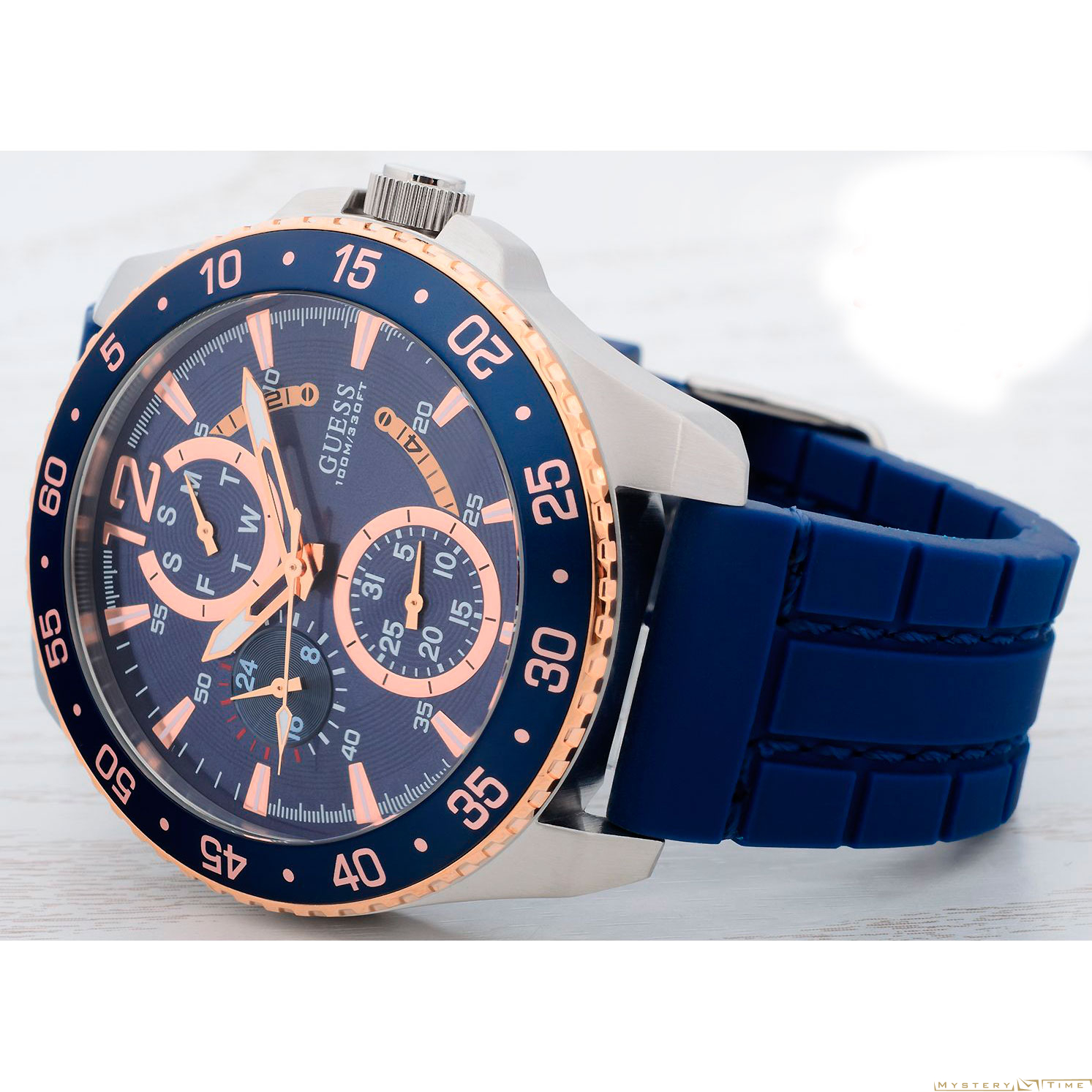 Guess W0798G2
