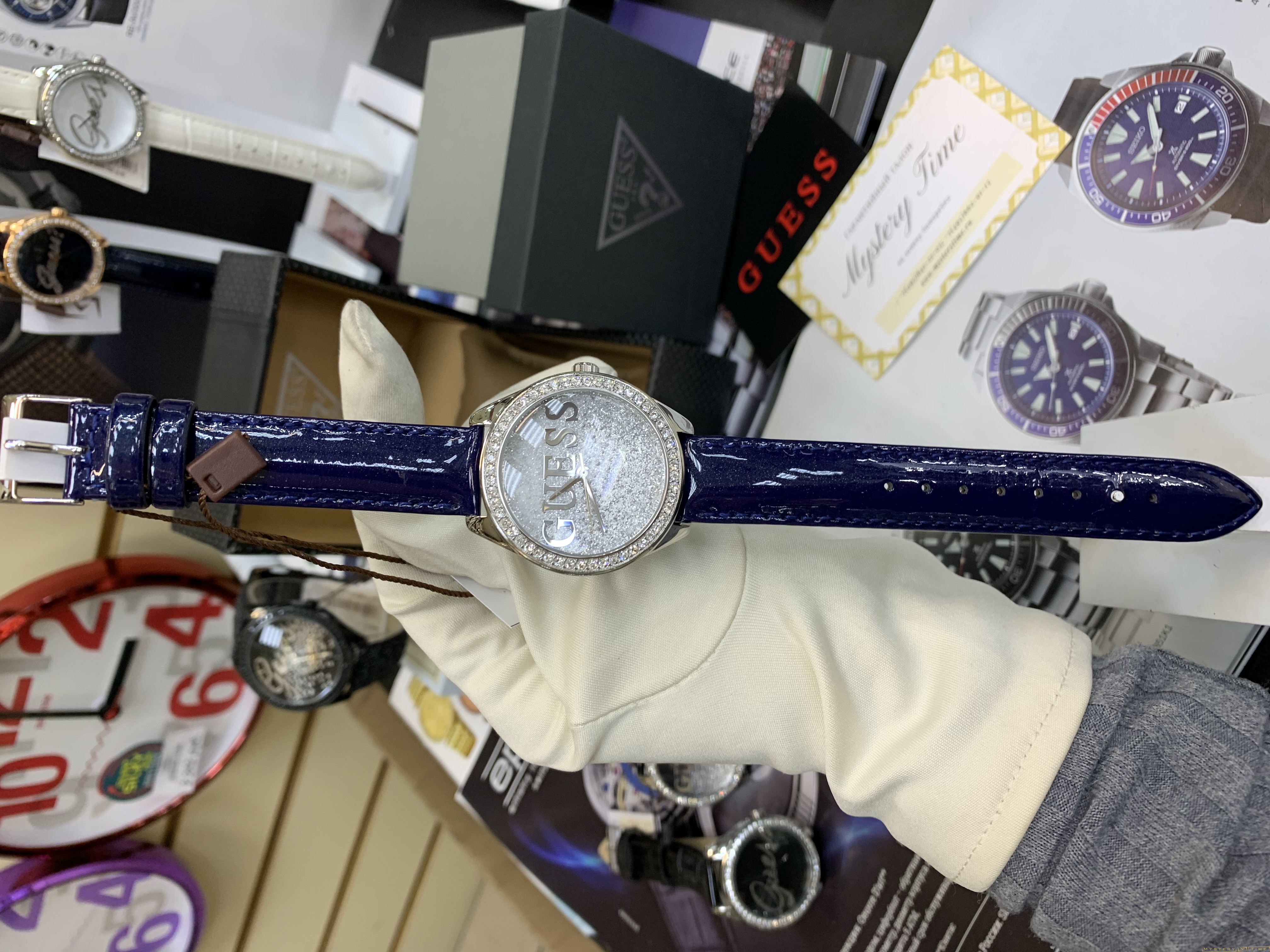 Guess W0823L1