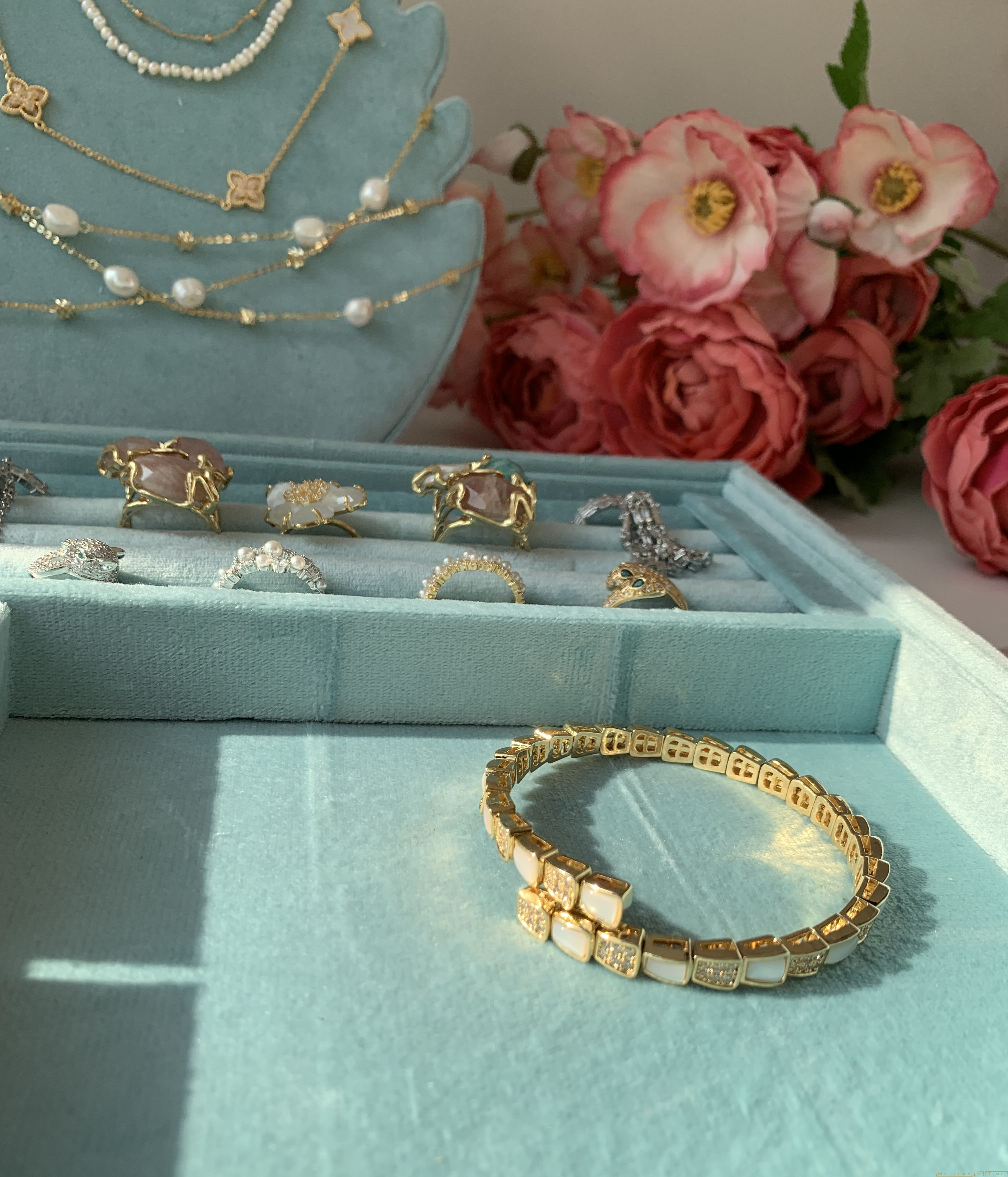 Браслет змея Bulgari с перламутром